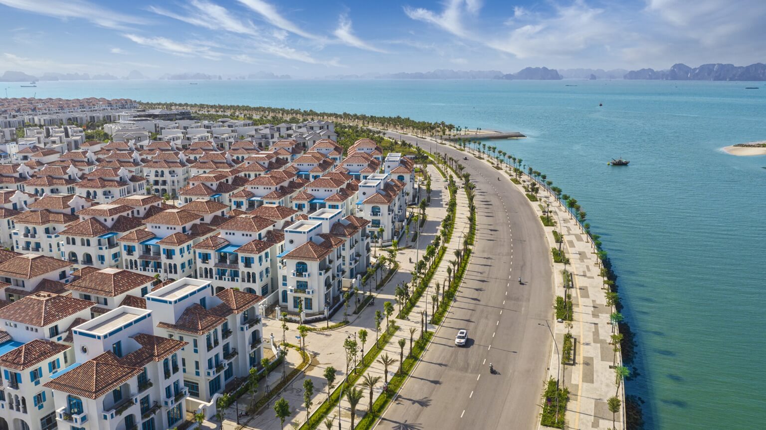 Biệt thự Sun Elite City Hạ Long với kiến trúc Địa Trung Hải, vị trí đắc địa bên bờ biển.