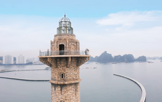 Sân khấu ngọn hải đăng độc đáo tại Sun Elite City Hạ Long, với tầm nhìn toàn cảnh vịnh di sản.
