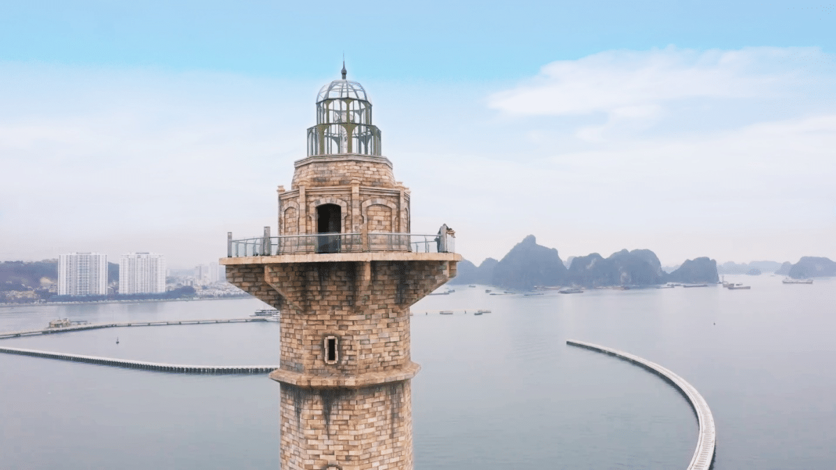 Sân khấu ngọn hải đăng độc đáo tại Sun Elite City Hạ Long, với tầm nhìn toàn cảnh vịnh di sản.