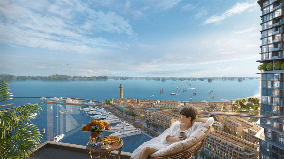 Tầm nhìn tuyệt đẹp từ ban công căn hộ tại Sun Elite City, bao trọn vịnh di sản và bến du thuyền.