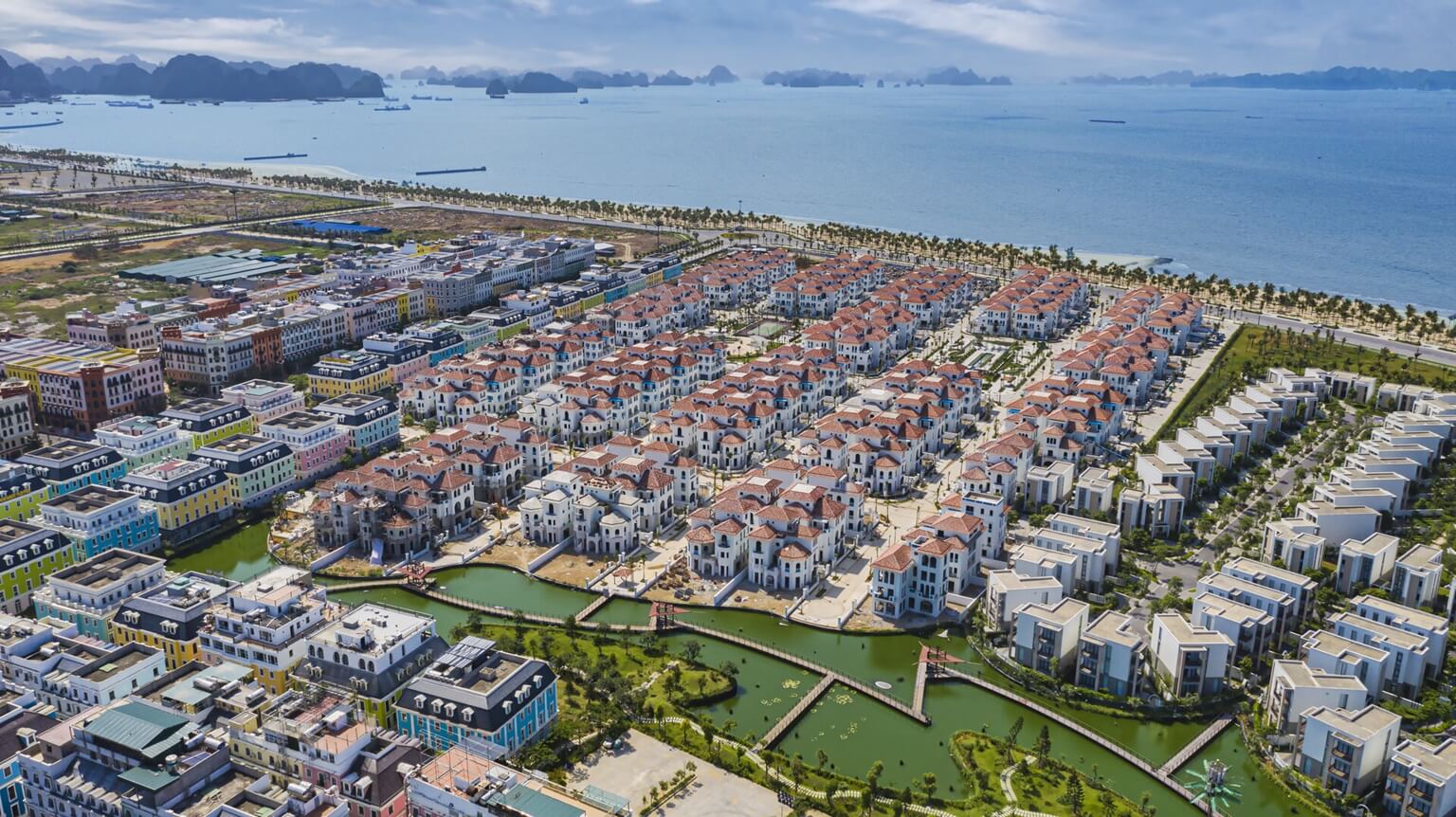 Toàn cảnh Sun Elite City Hạ Long với thiết kế Địa Trung Hải độc đáo, tọa lạc tại vị trí đắc địa ở Bãi Cháy.
